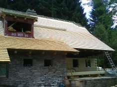 Realization of shingle roof - a holiday facility in Orlicke mountain